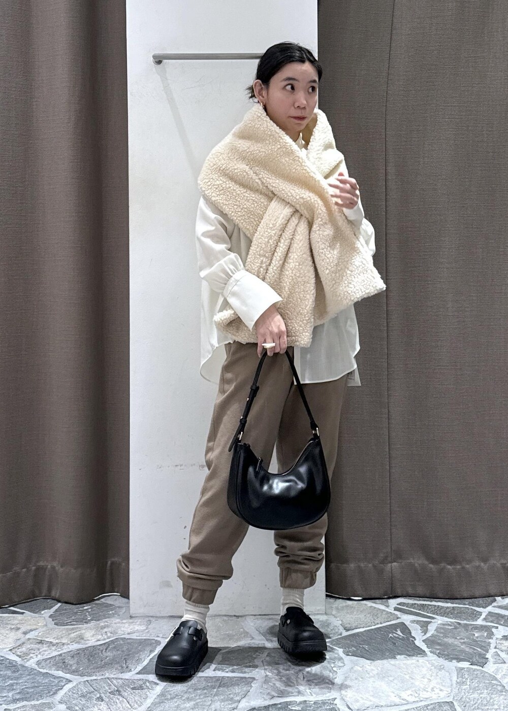 ホワイト系のシャツ/ブラウス、イエロー系のその他パンツを着用したレディースの冬コーディネートの5枚目の写真