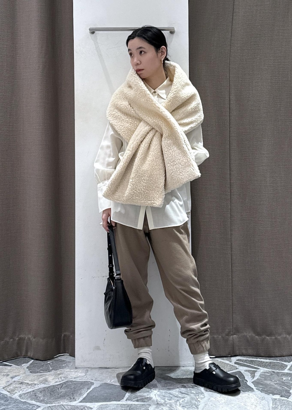 ホワイト系のシャツ/ブラウス、イエロー系のその他パンツを着用したレディースの冬コーディネートの2枚目の写真