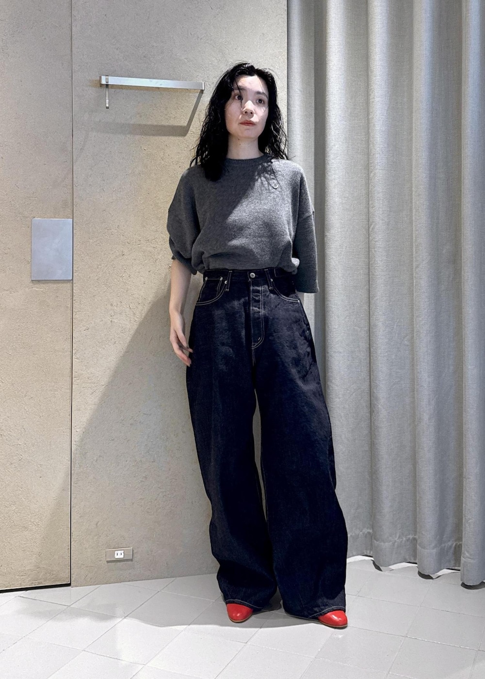 ベージュ系のダウンジャケット/コート、レッド系のパンプス、ブルー系のデニムパンツを着用したレディースの秋コーディネートの9枚目の写真