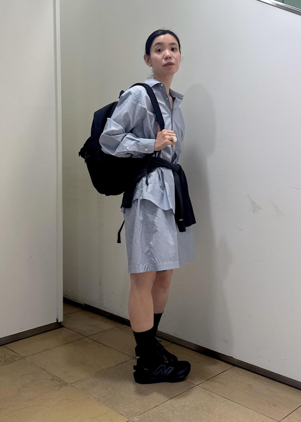 ブラック系のバックパック/リュック、ブラック系のスニーカーを着用したレディースの夏コーディネートの4枚目の写真