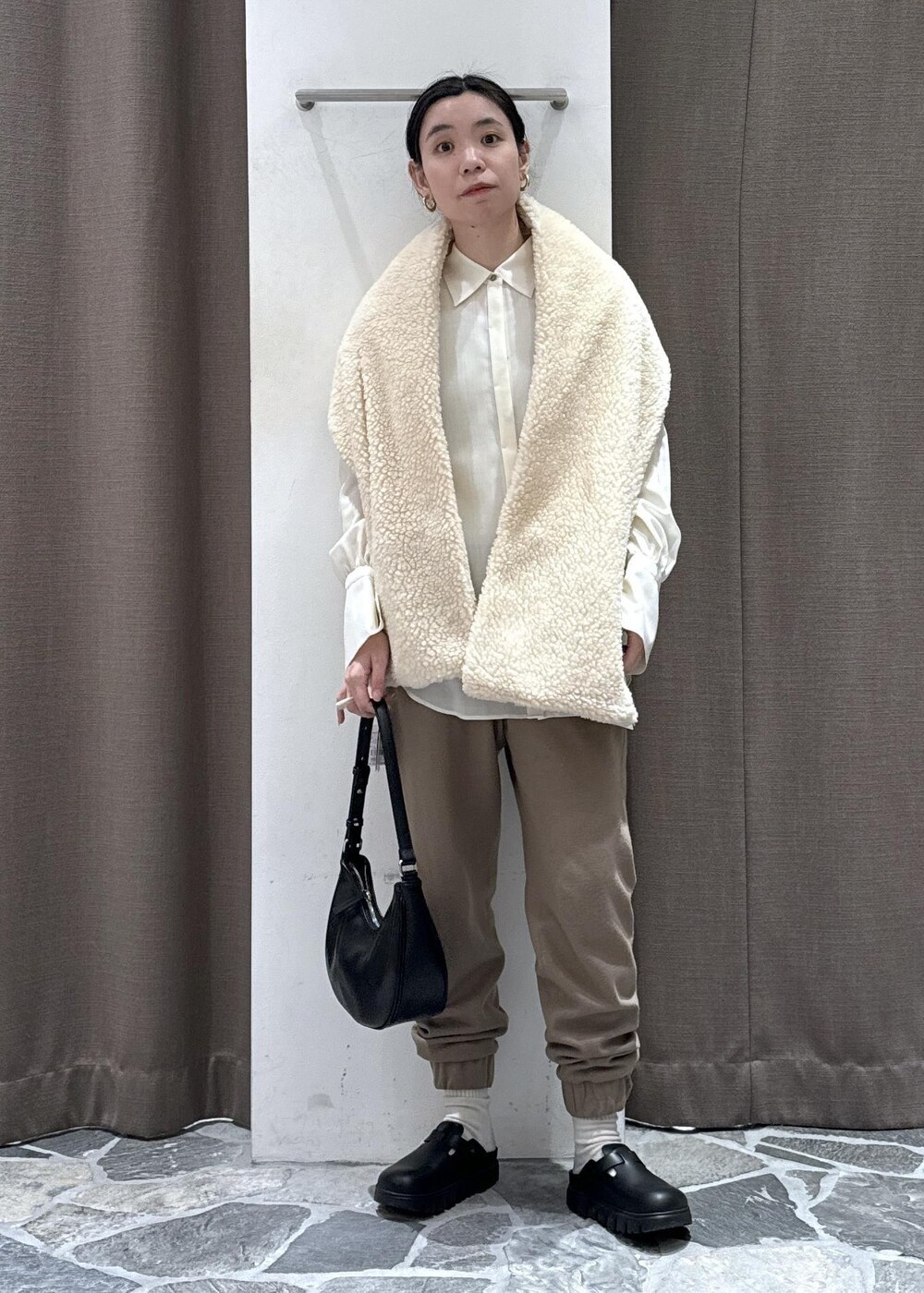 ホワイト系のシャツ/ブラウス、イエロー系のその他パンツを着用したレディースの冬コーディネートの6枚目の写真