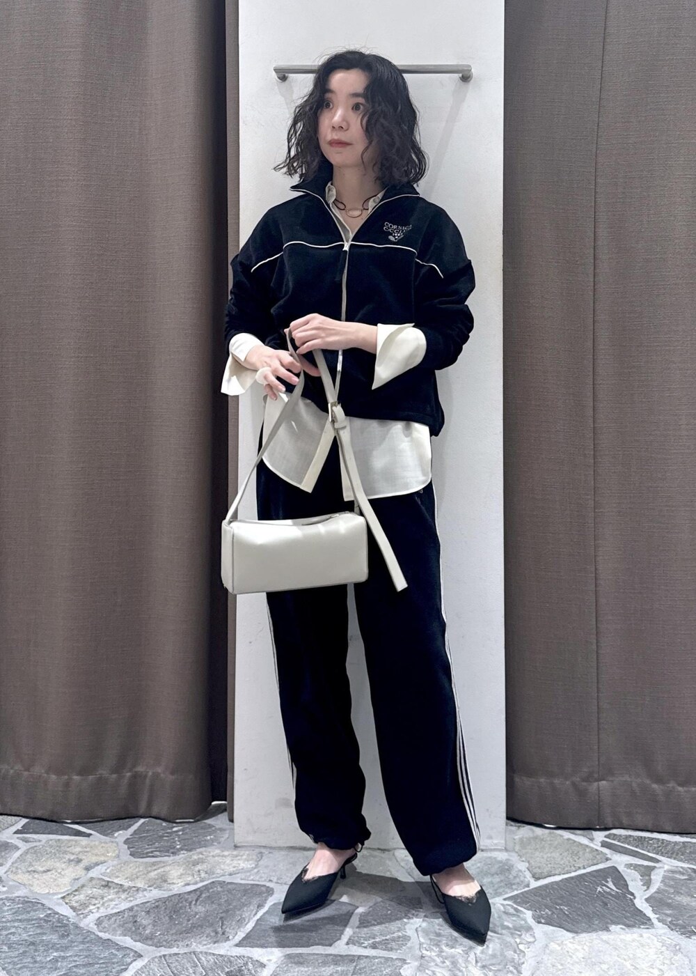 ホワイト系のシャツ/ブラウス、ブラック系のカーディガン/ボレロ、ブラック系のその他パンツを着用したレディースの冬コーディネートの2枚目の写真