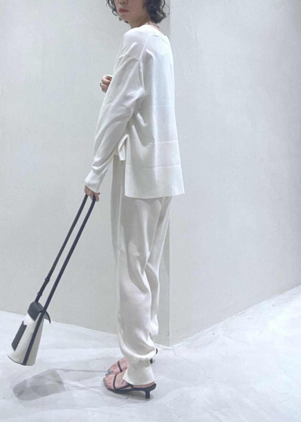 ホワイト系のその他パンツ、グリーン系のキャミソール、ホワイト系のカーディガン/ボレロを着用したレディースの夏コーディネートの3枚目の写真