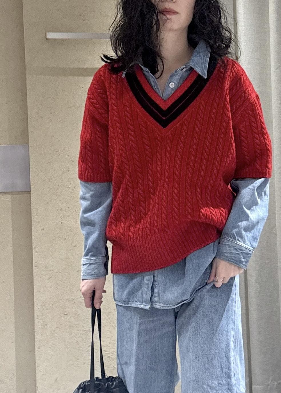 ブルー系のシャツ/ブラウス、ブルー系のデニムパンツ、ブラック系のローファーを着用したレディースの冬コーディネートの6枚目の写真