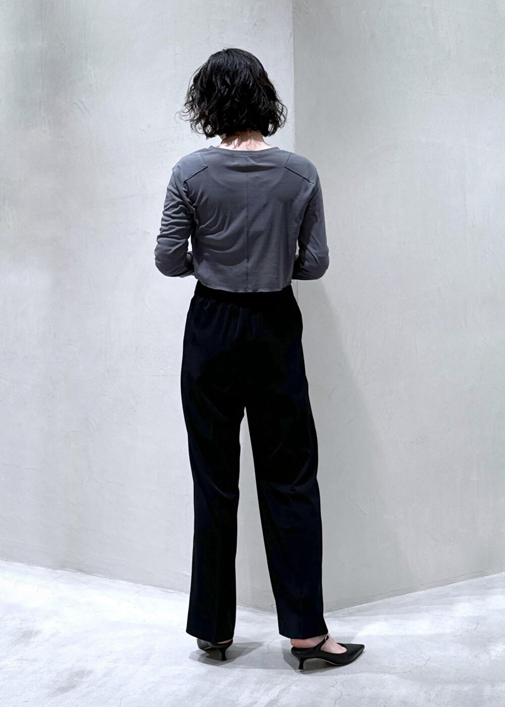 グレー系のTシャツ/カットソー、ブラック系のスラックスを着用したレディースの春コーディネートの4枚目の写真