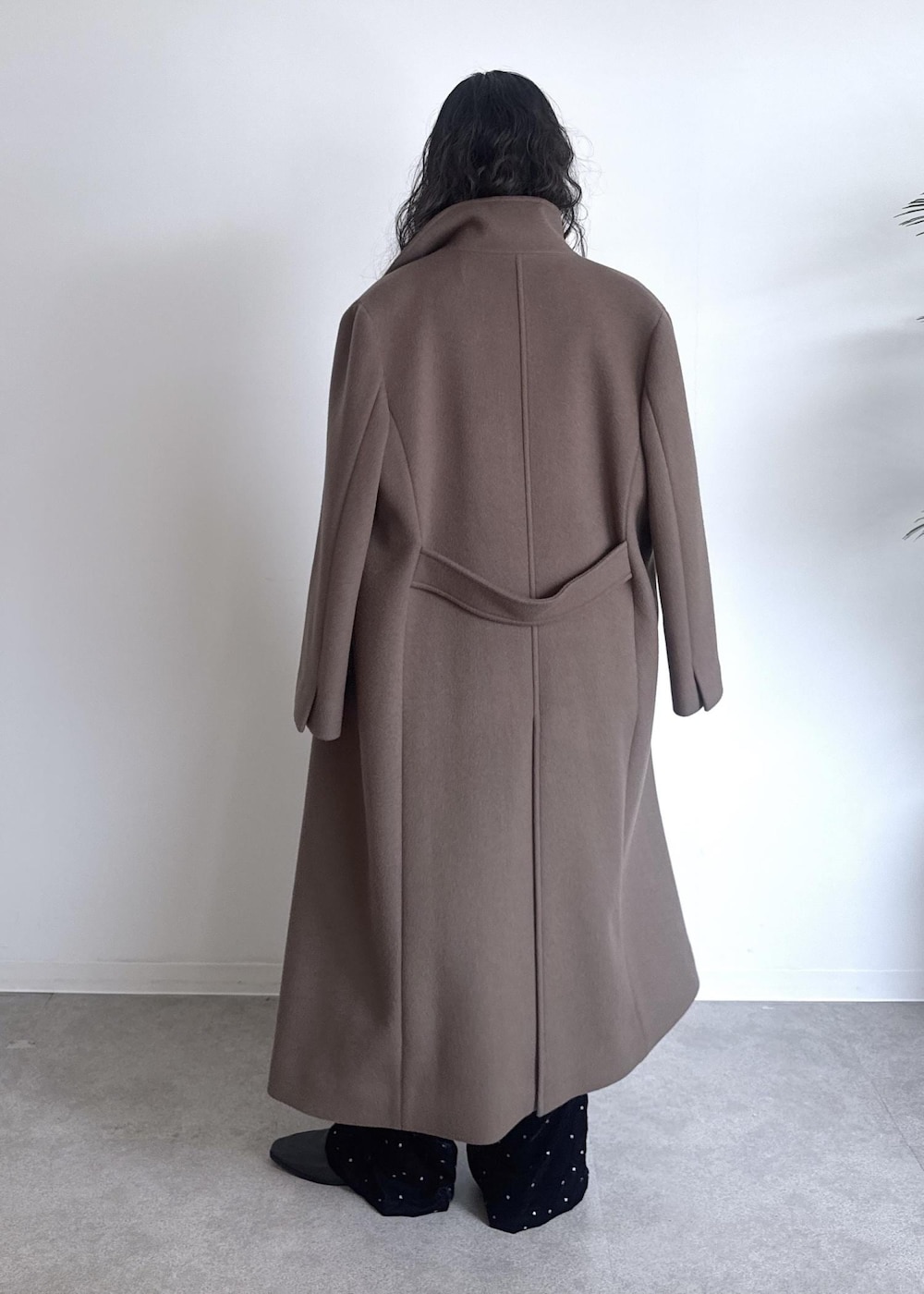 ブラック系のローファー、ブラウン系のダウンジャケット/コート、ブラック系のその他パンツを着用したレディースの秋コーディネートの2枚目の写真