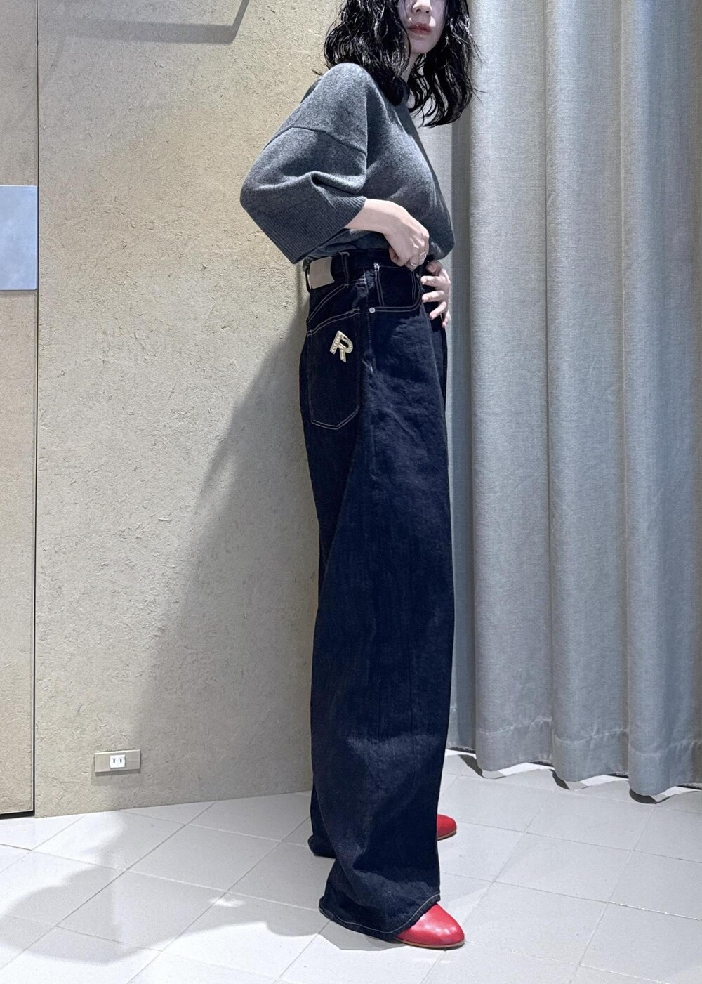 ベージュ系のダウンジャケット/コート、レッド系のパンプス、ブルー系のデニムパンツを着用したレディースの秋コーディネートの5枚目の写真