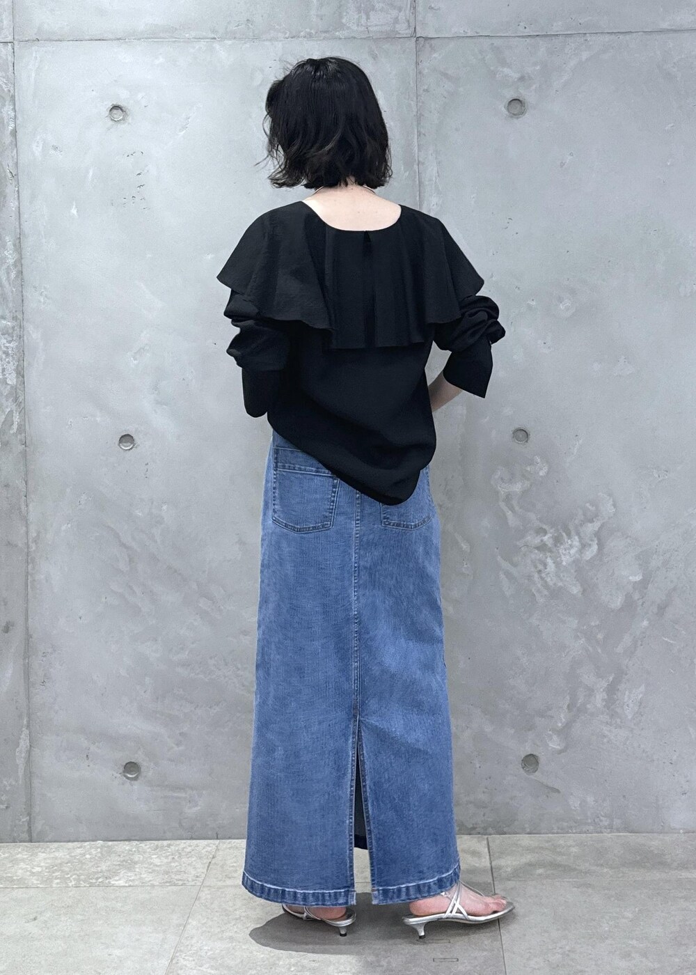 ブラック系のシャツ/ブラウス、ブルー系のデニムスカートを着用したレディースの春コーディネートの2枚目の写真