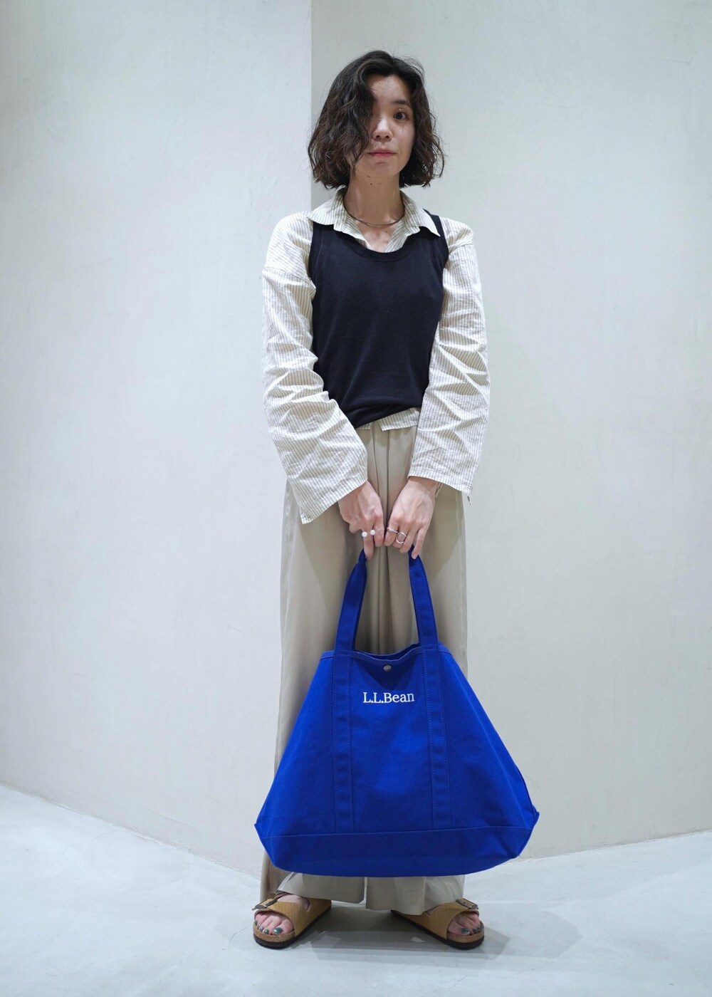 ホワイト系のシャツ/ブラウス、ベージュ系のその他パンツを着用したレディースの夏コーディネートの4枚目の写真