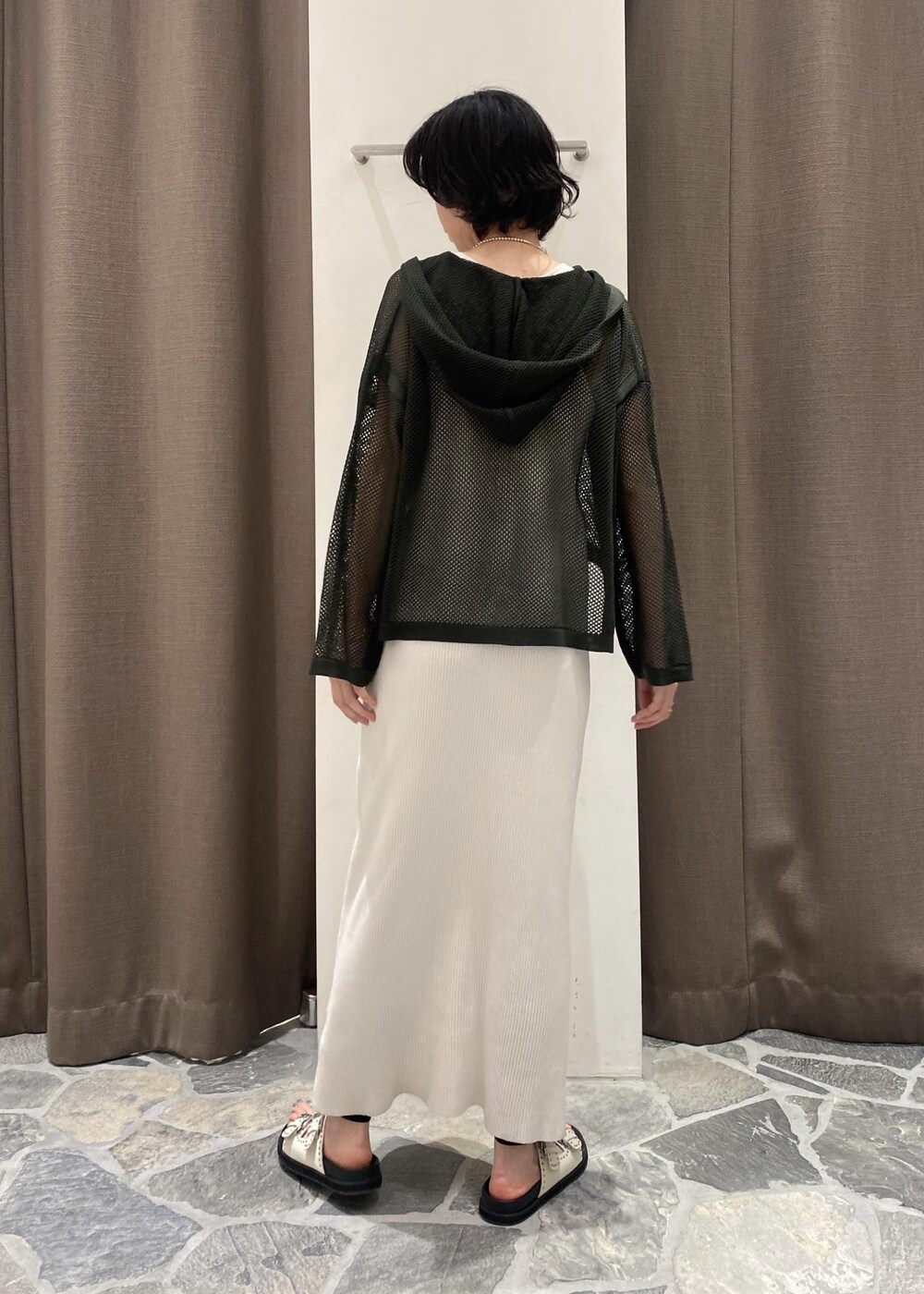 ホワイト系のワンピース、ホワイト系のサンダルを着用したレディースの春コーディネートの3枚目の写真