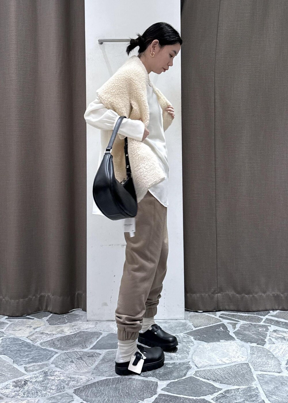 ホワイト系のシャツ/ブラウス、イエロー系のその他パンツを着用したレディースの冬コーディネートの8枚目の写真