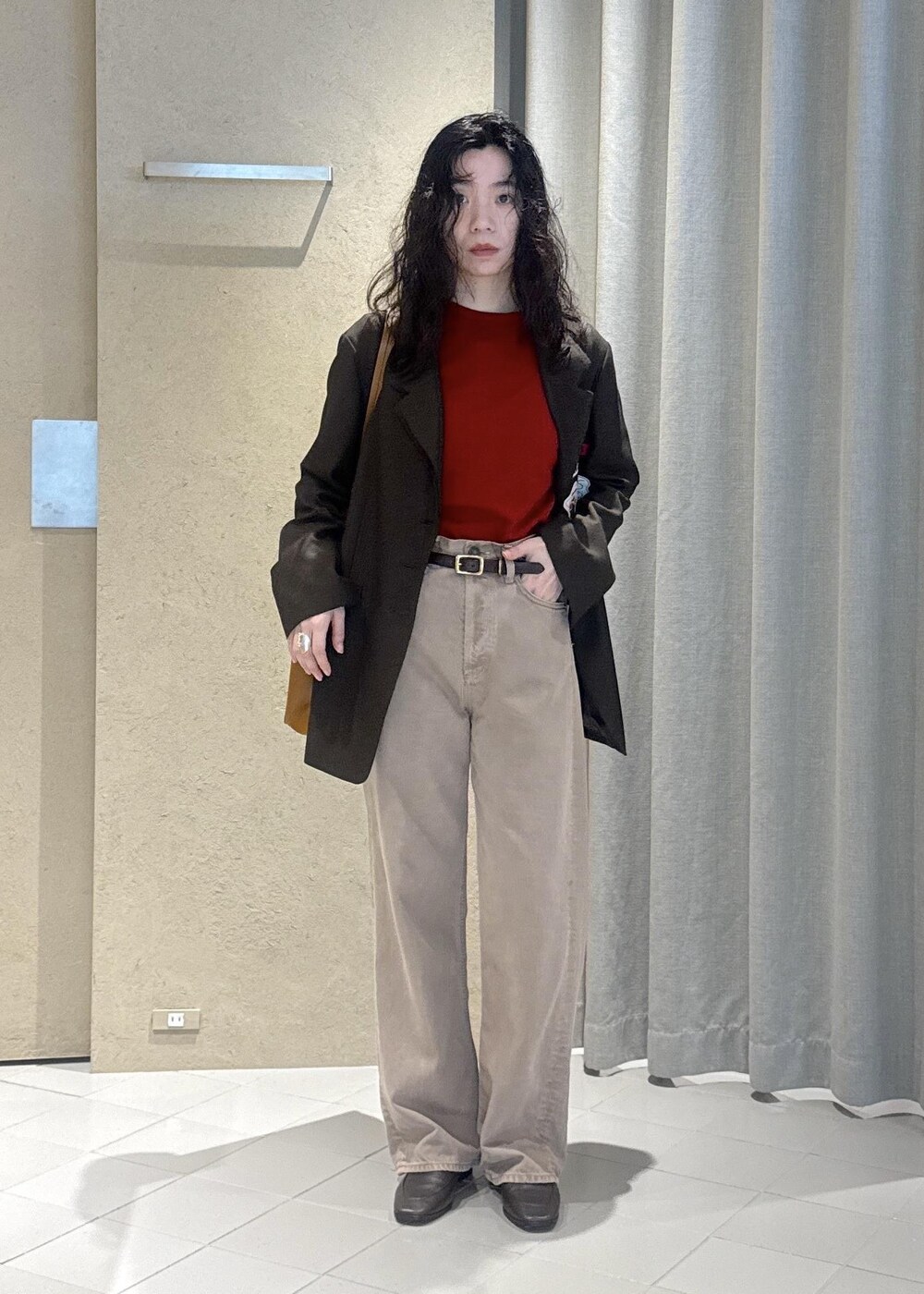 ベージュ系のその他パンツ、ホワイト系のその他雑貨、ピンク系のその他小物を着用したレディースの夏コーディネートの6枚目の写真
