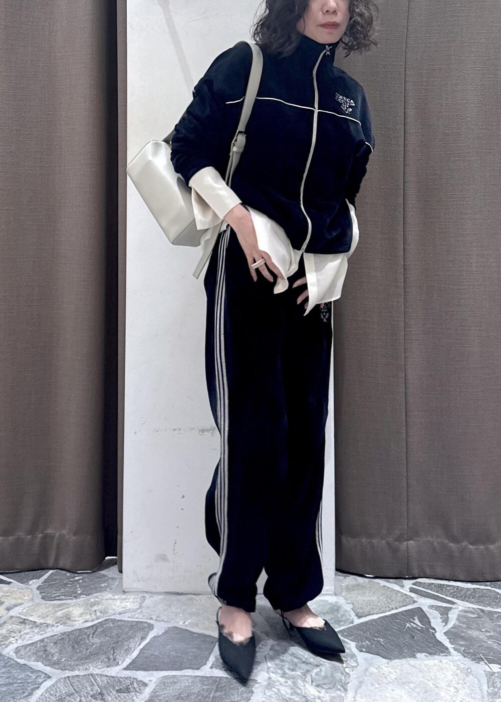 ホワイト系のシャツ/ブラウス、ブラック系のカーディガン/ボレロ、ブラック系のその他パンツを着用したレディースの冬コーディネートの7枚目の写真