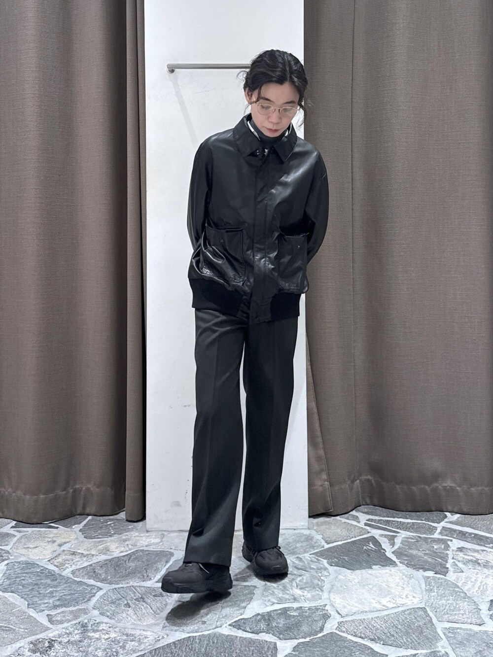 ホワイト系のシャツ/ブラウス、ブラック系のブルゾン、グレー系のニット/セーターを着用したレディースの秋コーディネートの4枚目の写真