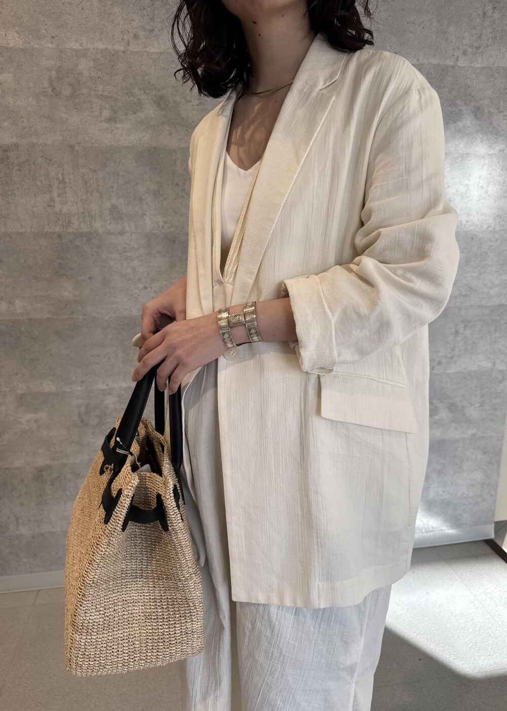 ホワイト系のトートバッグ、ホワイト系のワンピース、ホワイト系のテーラードジャケットを着用したレディースの春コーディネートの5枚目の写真