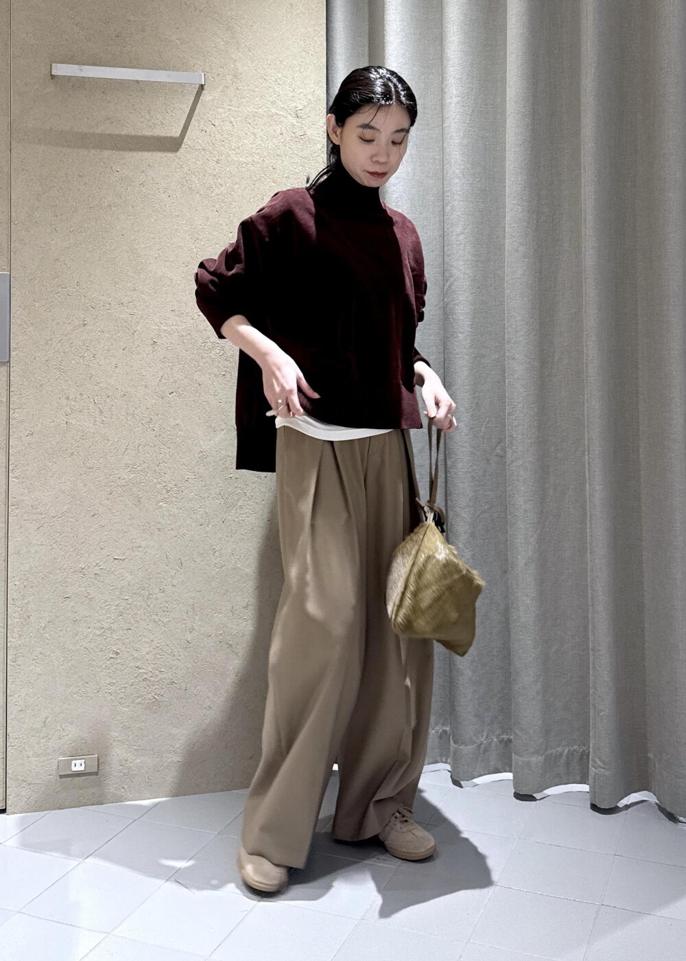 ホワイト系のTシャツ/カットソー、ベージュ系のスラックス、ブラウン系のショルダーバッグを着用したレディースの秋コーディネートの7枚目の写真