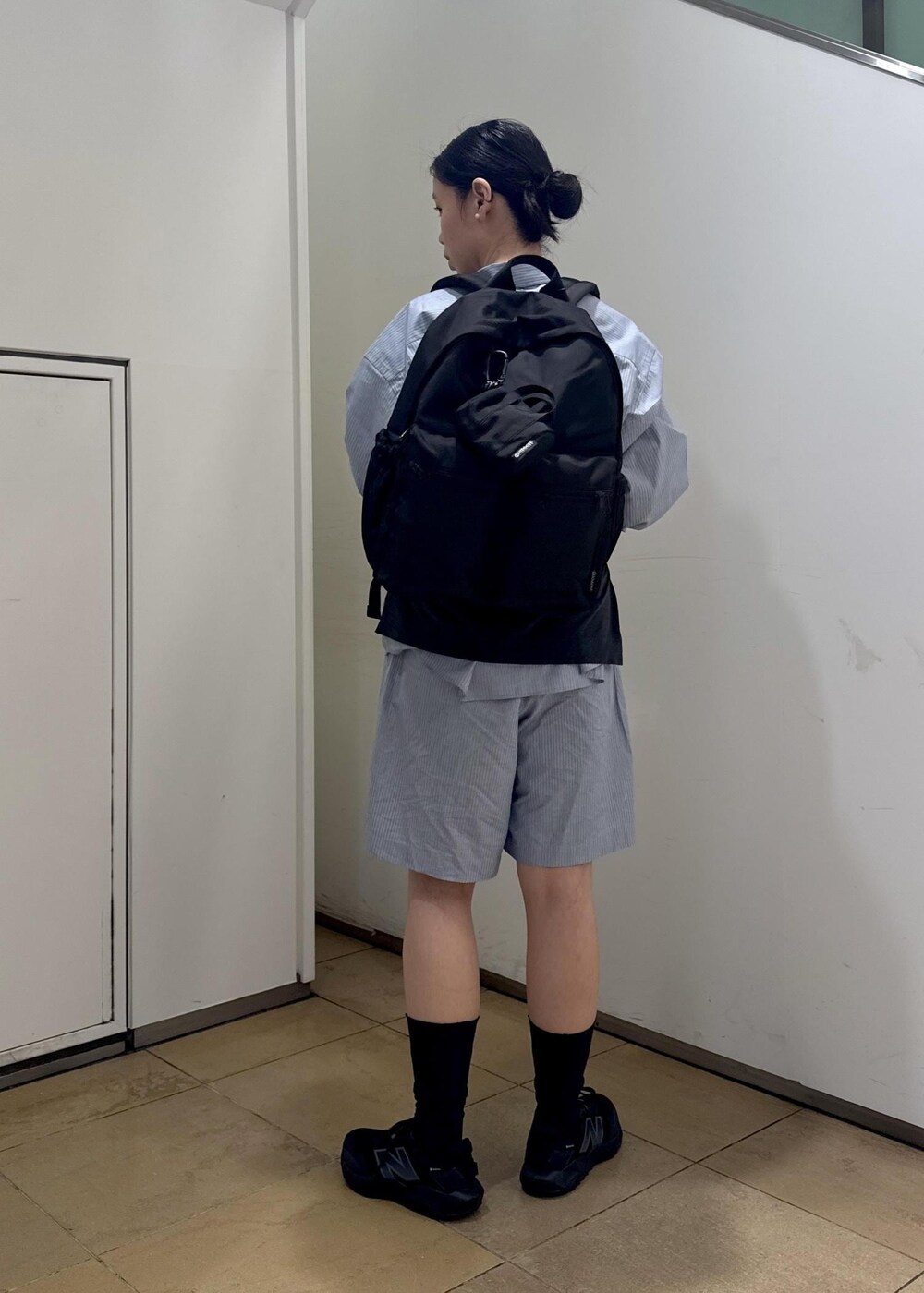 ブラック系のバックパック/リュック、ブラック系のスニーカーを着用したレディースの夏コーディネートの5枚目の写真