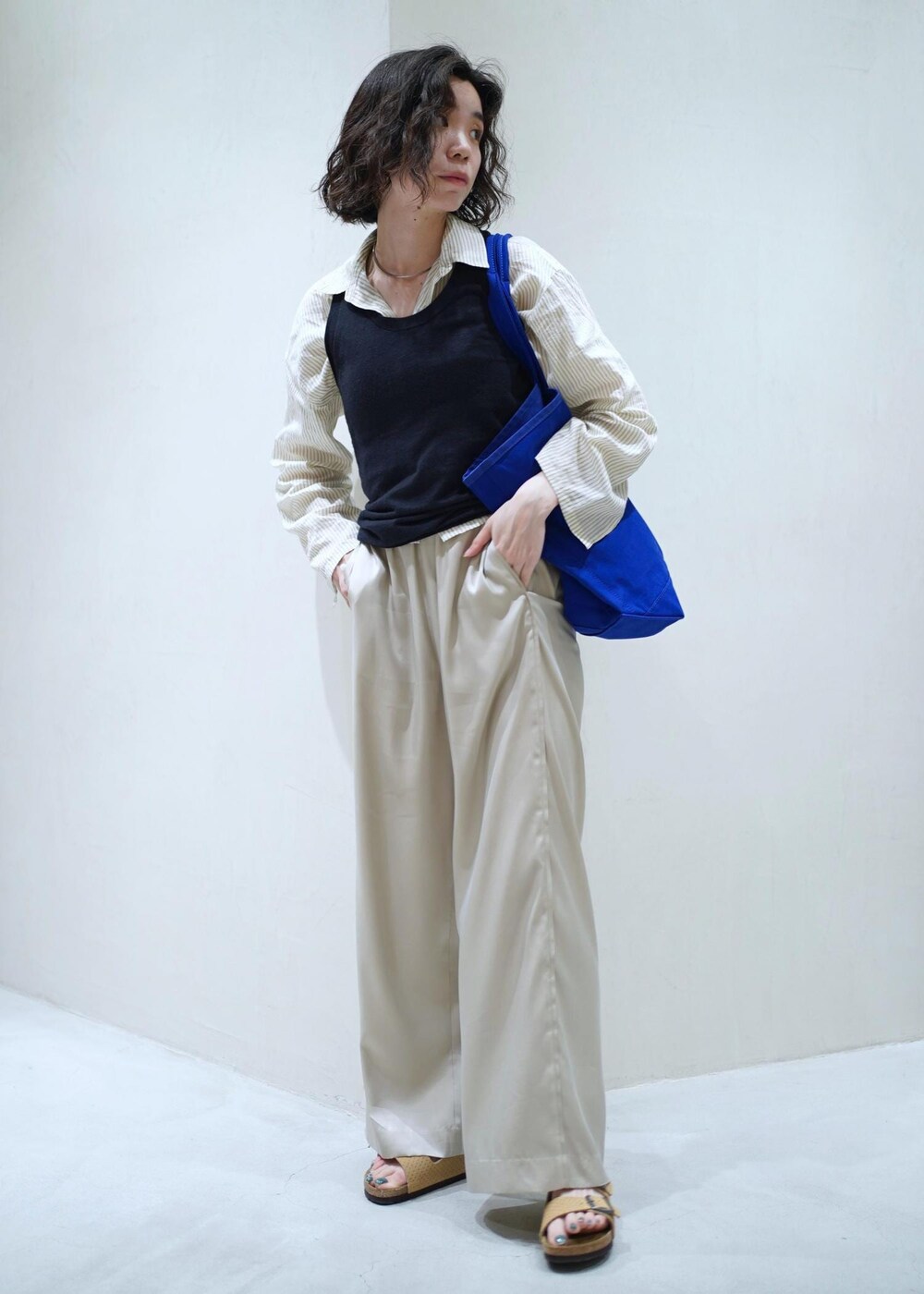 ホワイト系のシャツ/ブラウス、ベージュ系のその他パンツを着用したレディースの夏コーディネートの2枚目の写真