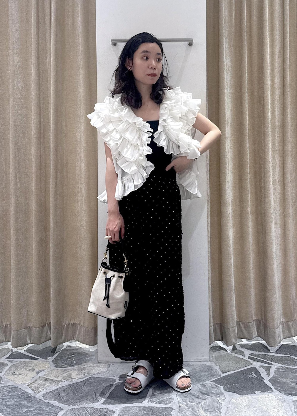 ホワイト系のサンダル、ホワイト系のシャツ/ブラウス、ホワイト系のショルダーバッグを着用したレディースの夏コーディネートの6枚目の写真