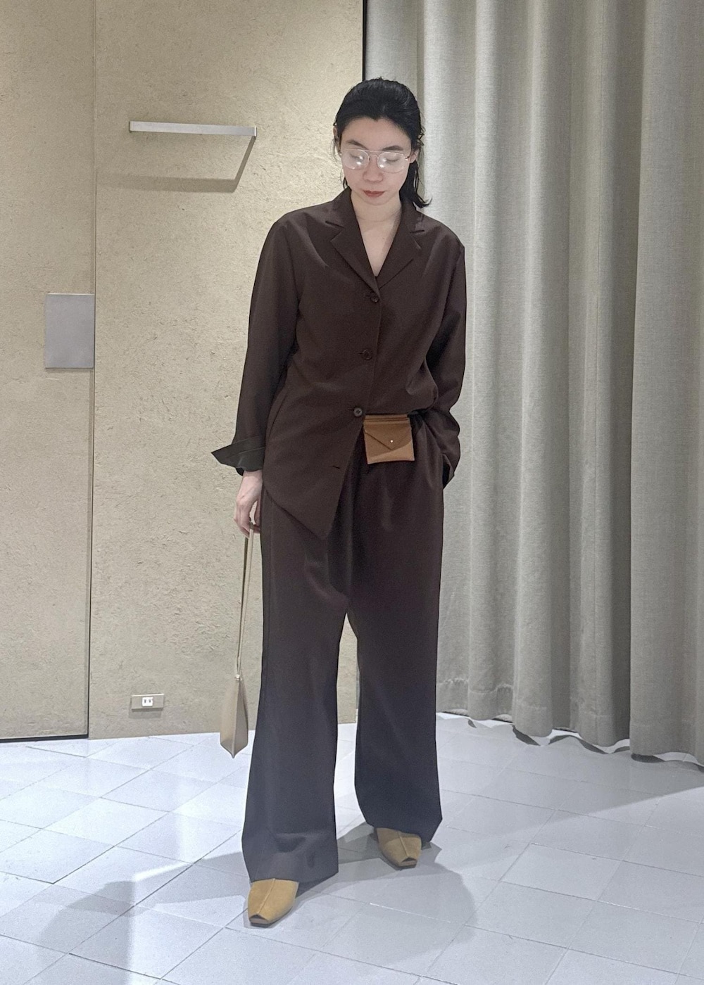 イエロー系のその他シューズ、ブラウン系のその他パンツ、ブラウン系のテーラードジャケットを着用したレディースの春コーディネートの2枚目の写真