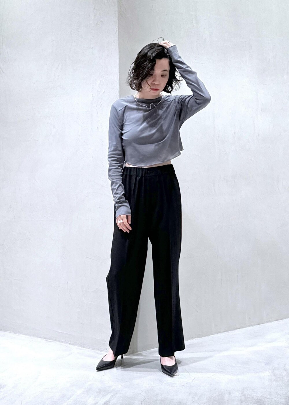 グレー系のTシャツ/カットソー、ブラック系のスラックスを着用したレディースの春コーディネートの3枚目の写真