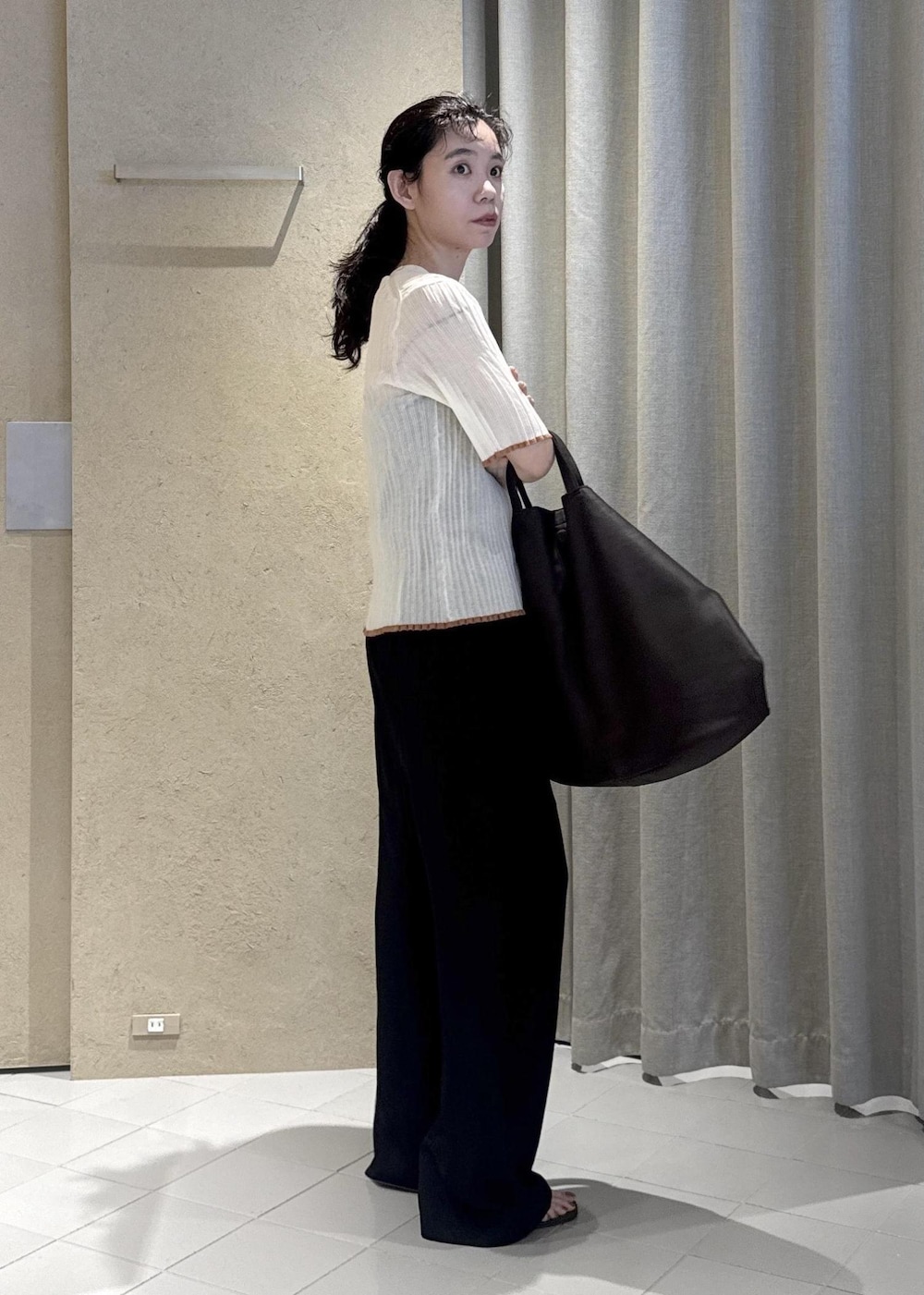 ブラック系のその他パンツ、ホワイト系のカーディガン/ボレロ、ブラウン系のトートバッグを着用したレディースの夏コーディネートの6枚目の写真