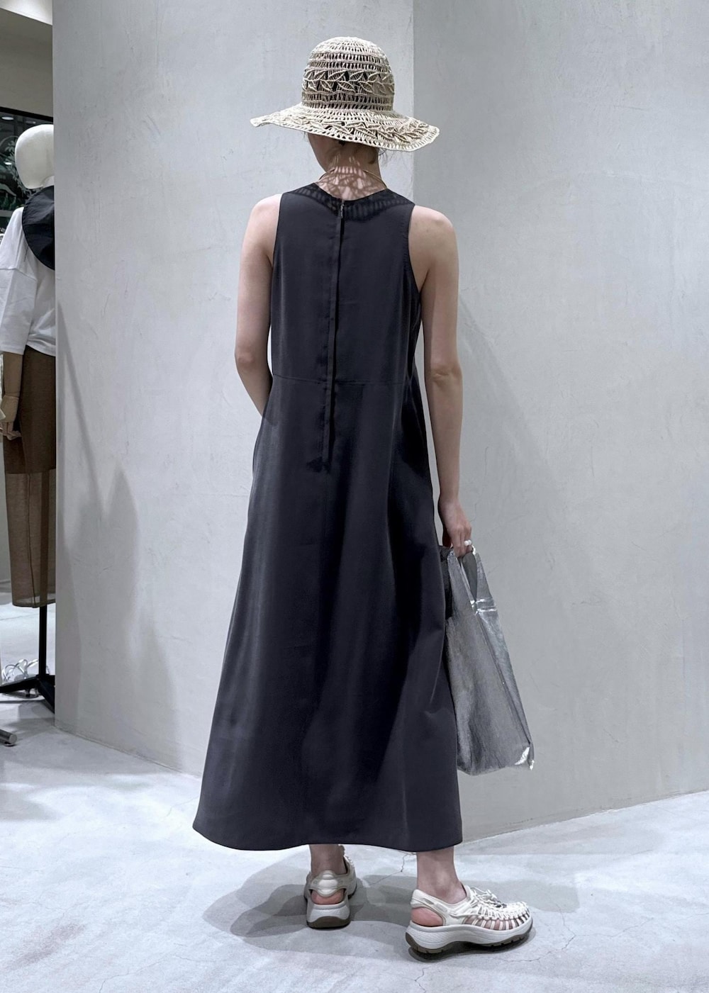 ホワイト系のサンダル、グレー系のワンピース、ホワイト系のハットを着用したレディースの春コーディネートの5枚目の写真