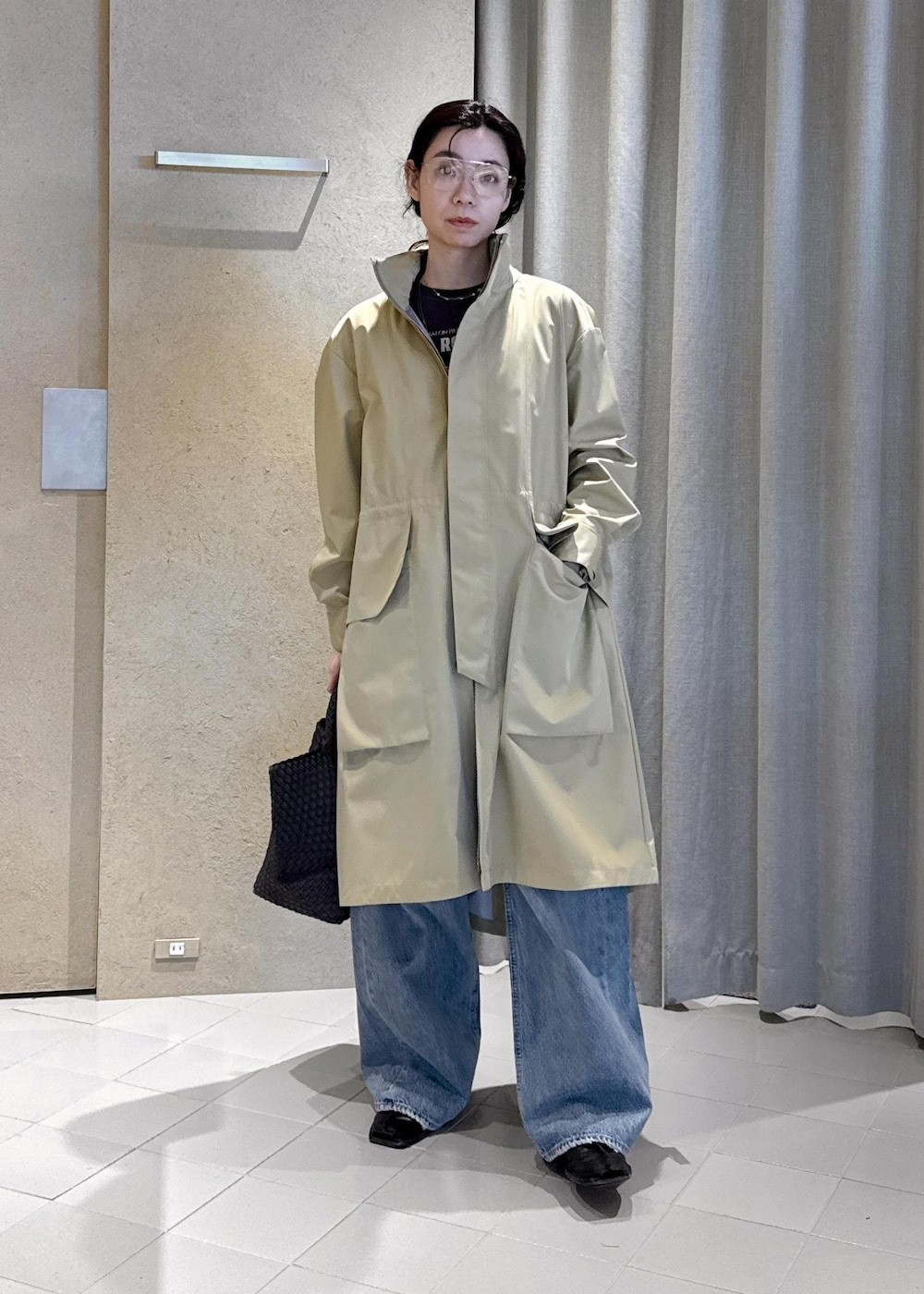 ベージュ系のミリタリージャケット、グレー系のTシャツ/カットソー、ブラック系のトートバッグを着用したレディースの春コーディネートの6枚目の写真