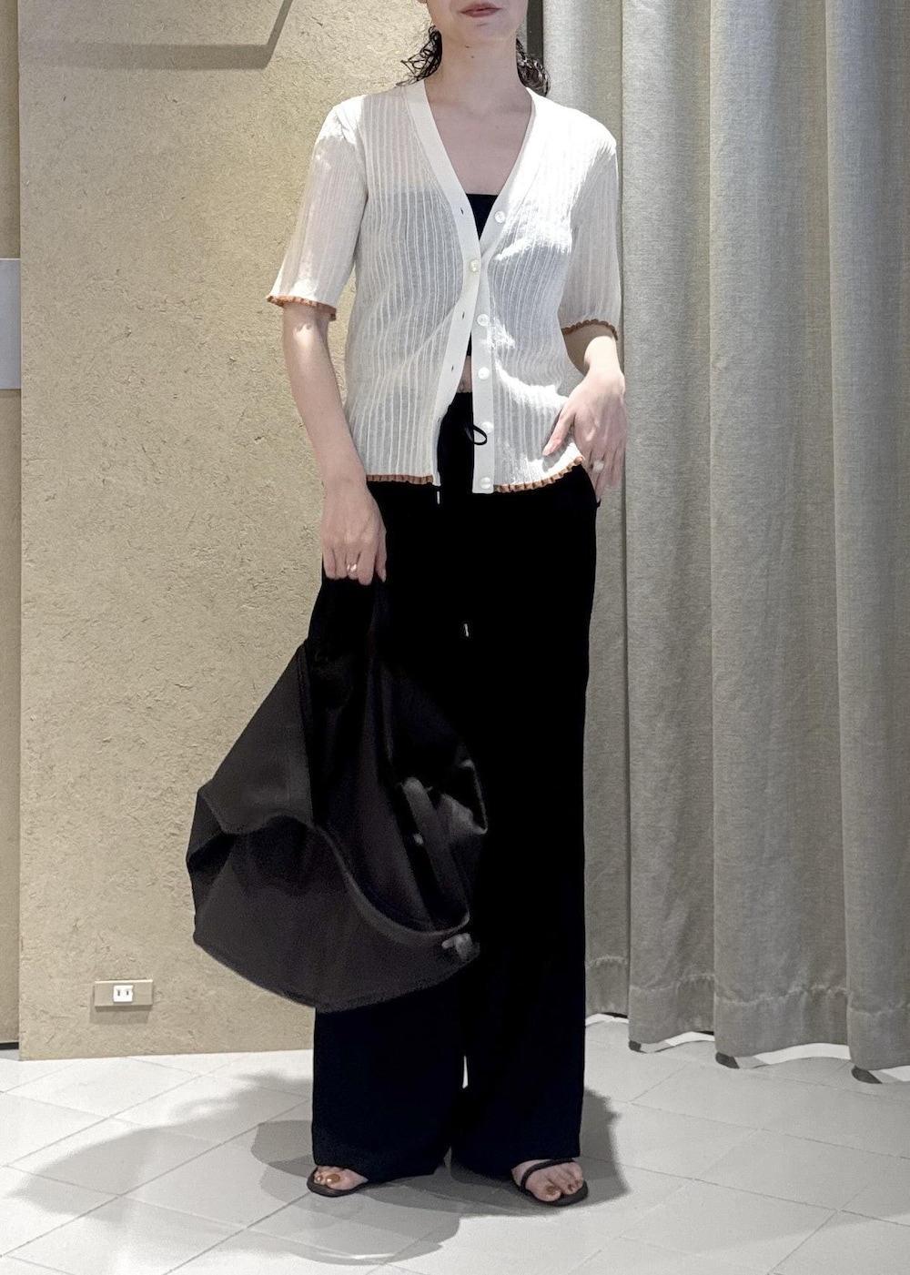 ブラック系のその他パンツ、ホワイト系のカーディガン/ボレロ、ブラウン系のトートバッグを着用したレディースの夏コーディネートの3枚目の写真