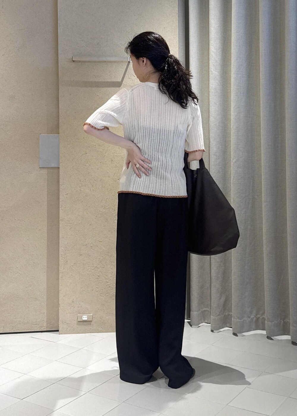 ブラック系のその他パンツ、ホワイト系のカーディガン/ボレロ、ブラウン系のトートバッグを着用したレディースの夏コーディネートの7枚目の写真