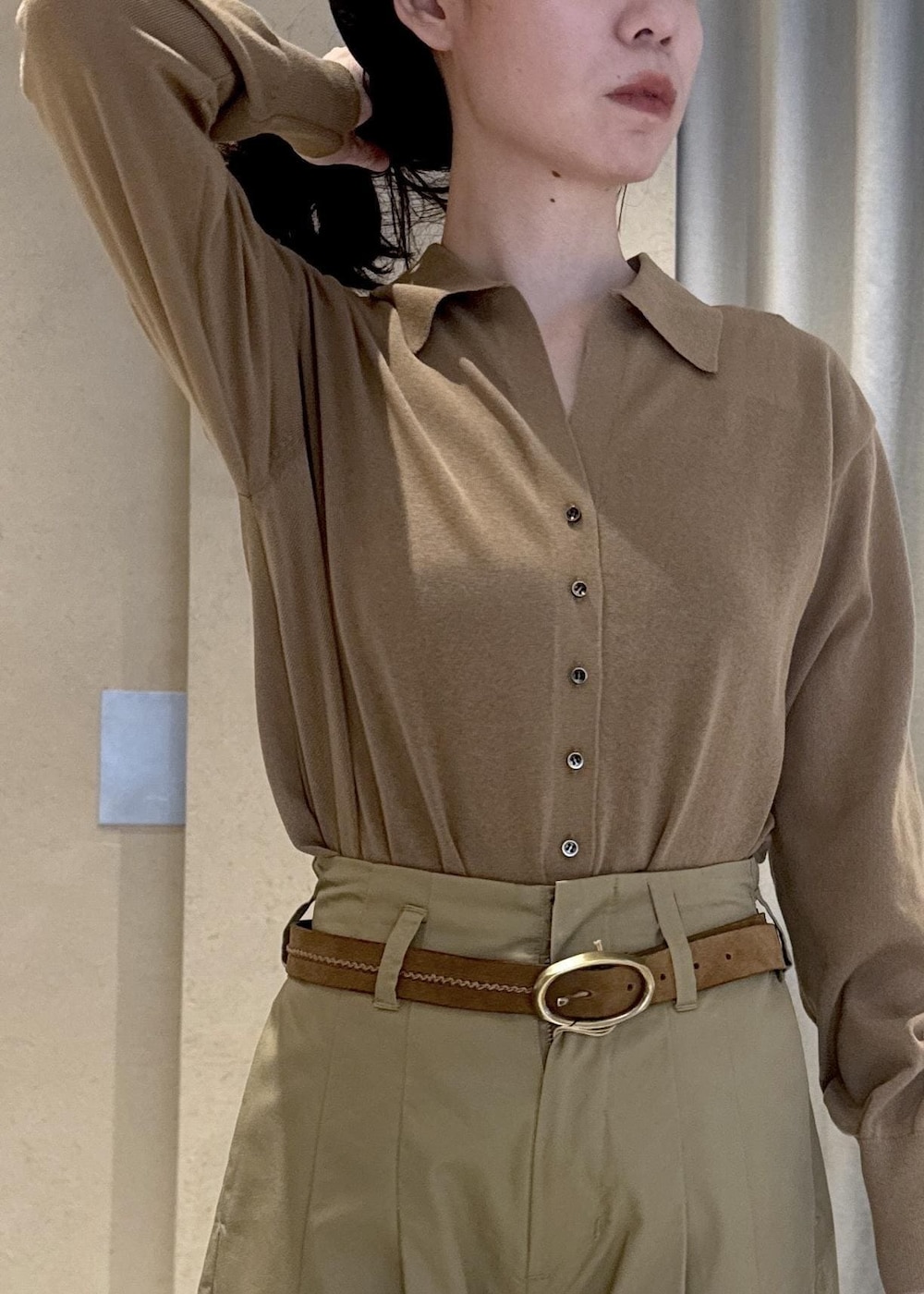 ベージュ系のその他パンツ、ブラック系のその他シューズ、ブラウン系のカーディガン/ボレロを着用したレディースの春コーディネートの3枚目の写真