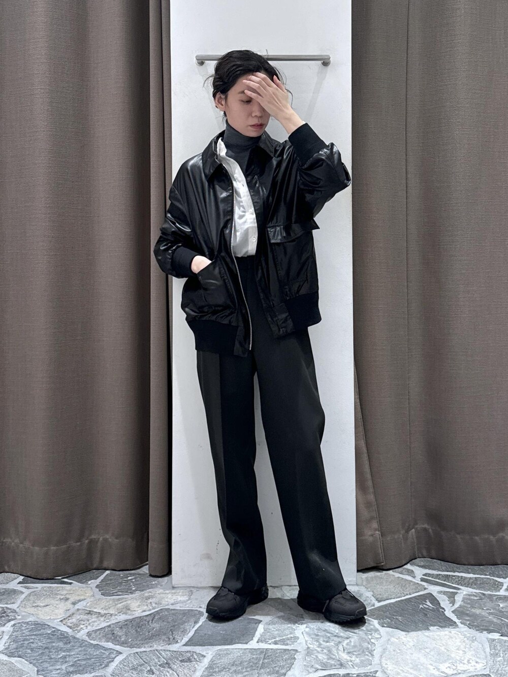 ホワイト系のシャツ/ブラウス、ブラック系のブルゾン、グレー系のニット/セーターを着用したレディースの秋コーディネートの8枚目の写真