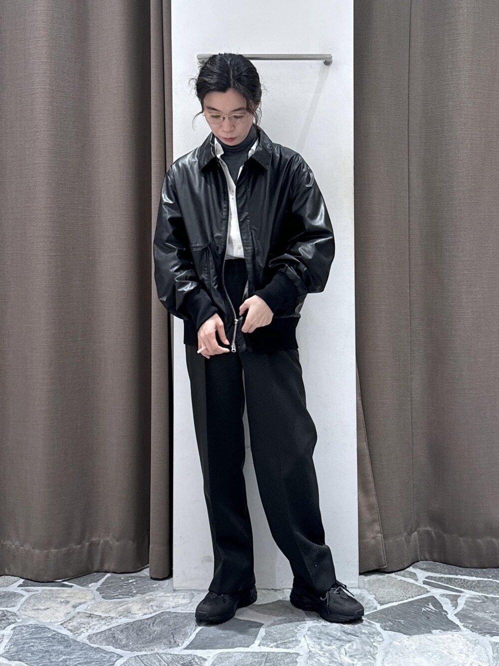 ホワイト系のシャツ/ブラウス、ブラック系のブルゾン、グレー系のニット/セーターを着用したレディースの秋コーディネートの2枚目の写真