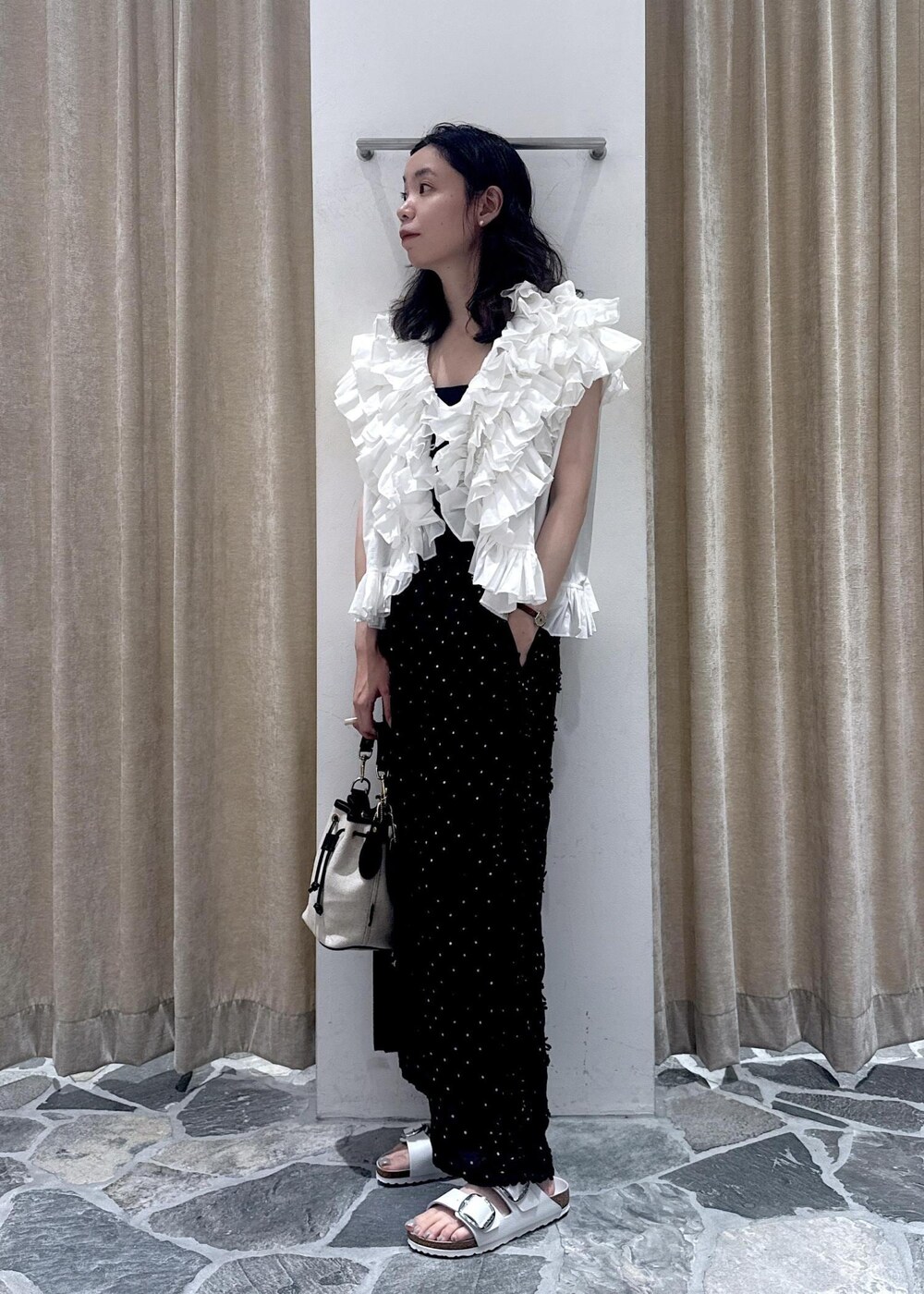 ホワイト系のサンダル、ホワイト系のシャツ/ブラウス、ホワイト系のショルダーバッグを着用したレディースの夏コーディネートの7枚目の写真