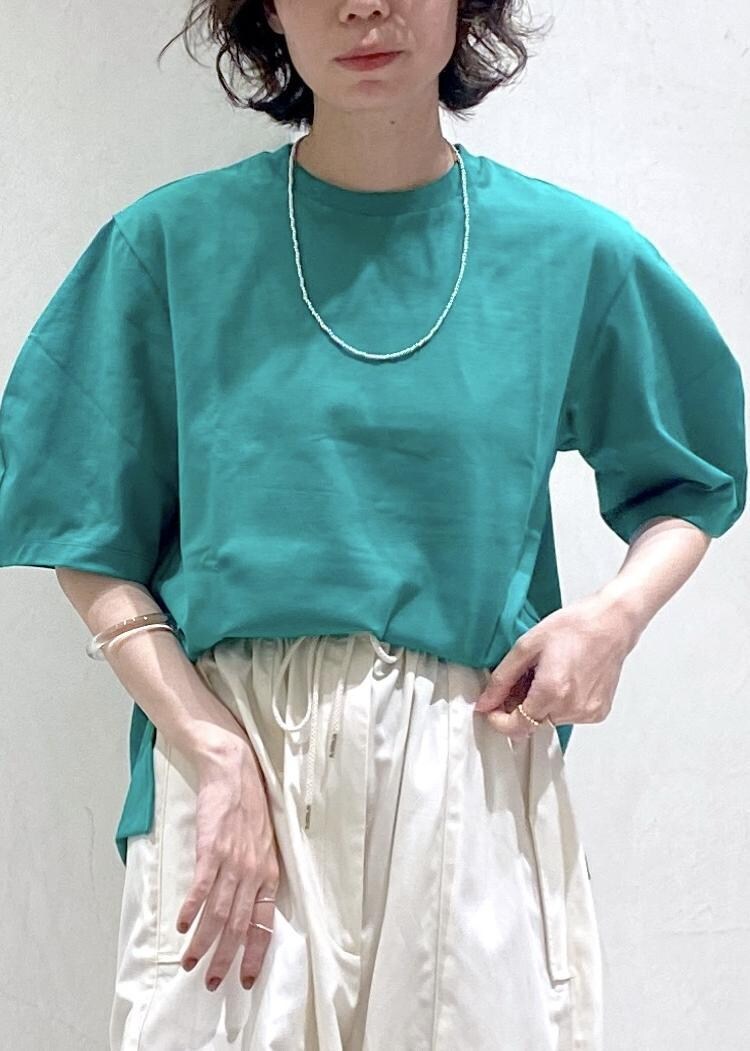 ホワイト系のカーゴパンツ、グリーン系のTシャツ/カットソーを着用したレディースの夏コーディネートの5枚目の写真