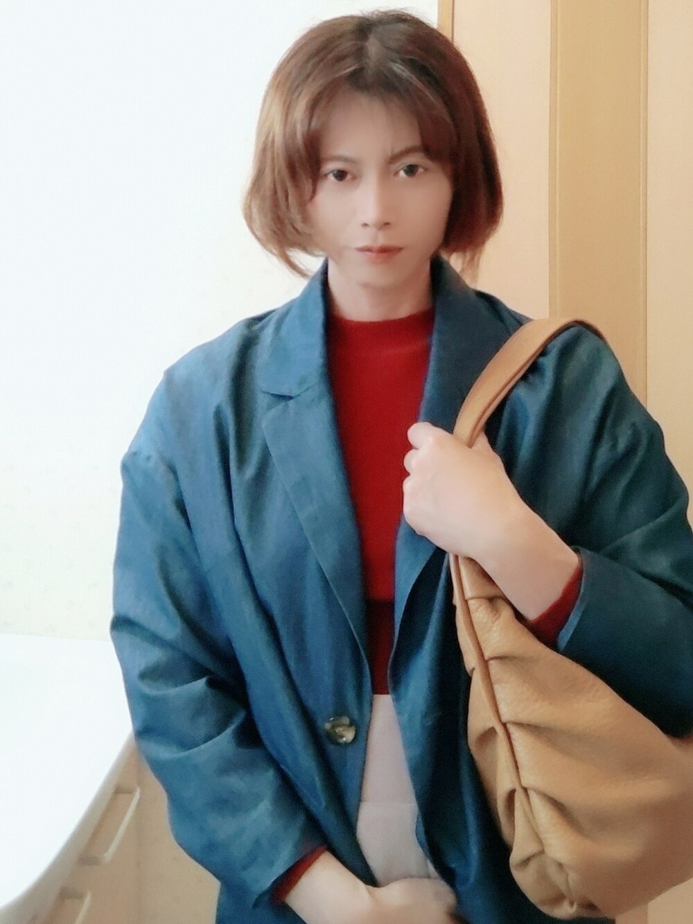 ブラウン系のバッグ、ピンク系のサロペット/オーバーオール、レッド系のトップスを着用したメンズの春コーディネートの4枚目の写真