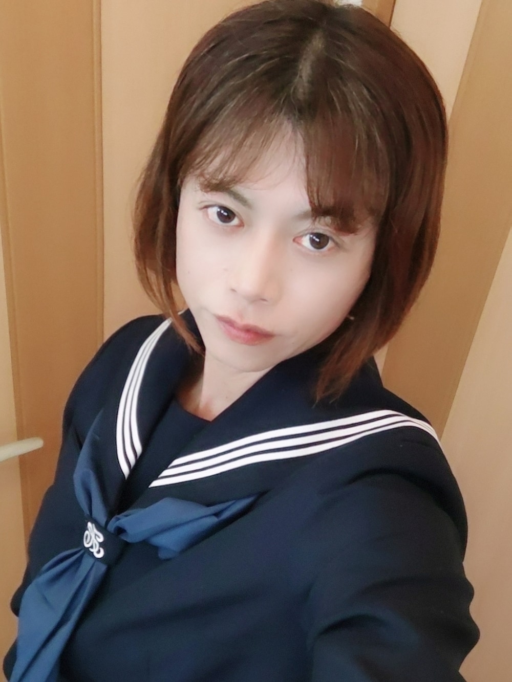 ブラック系のその他トップス、ブラック系のスカート、ブルー系のストール/ショールを着用したメンズの春コーディネートの4枚目の写真