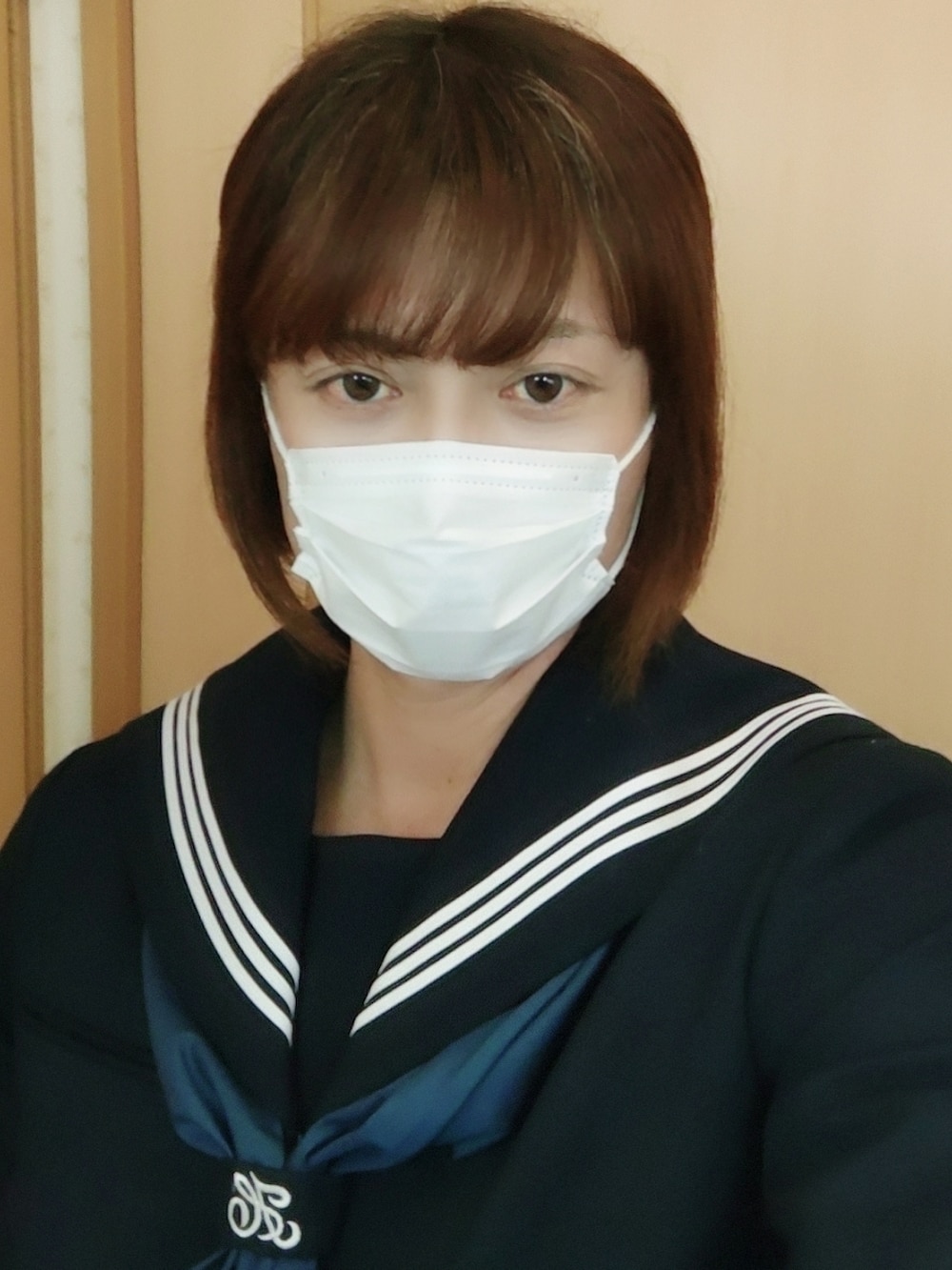 ブラック系のその他トップス、ブラック系のスカート、ブルー系のストール/ショールを着用したメンズの春コーディネートの3枚目の写真