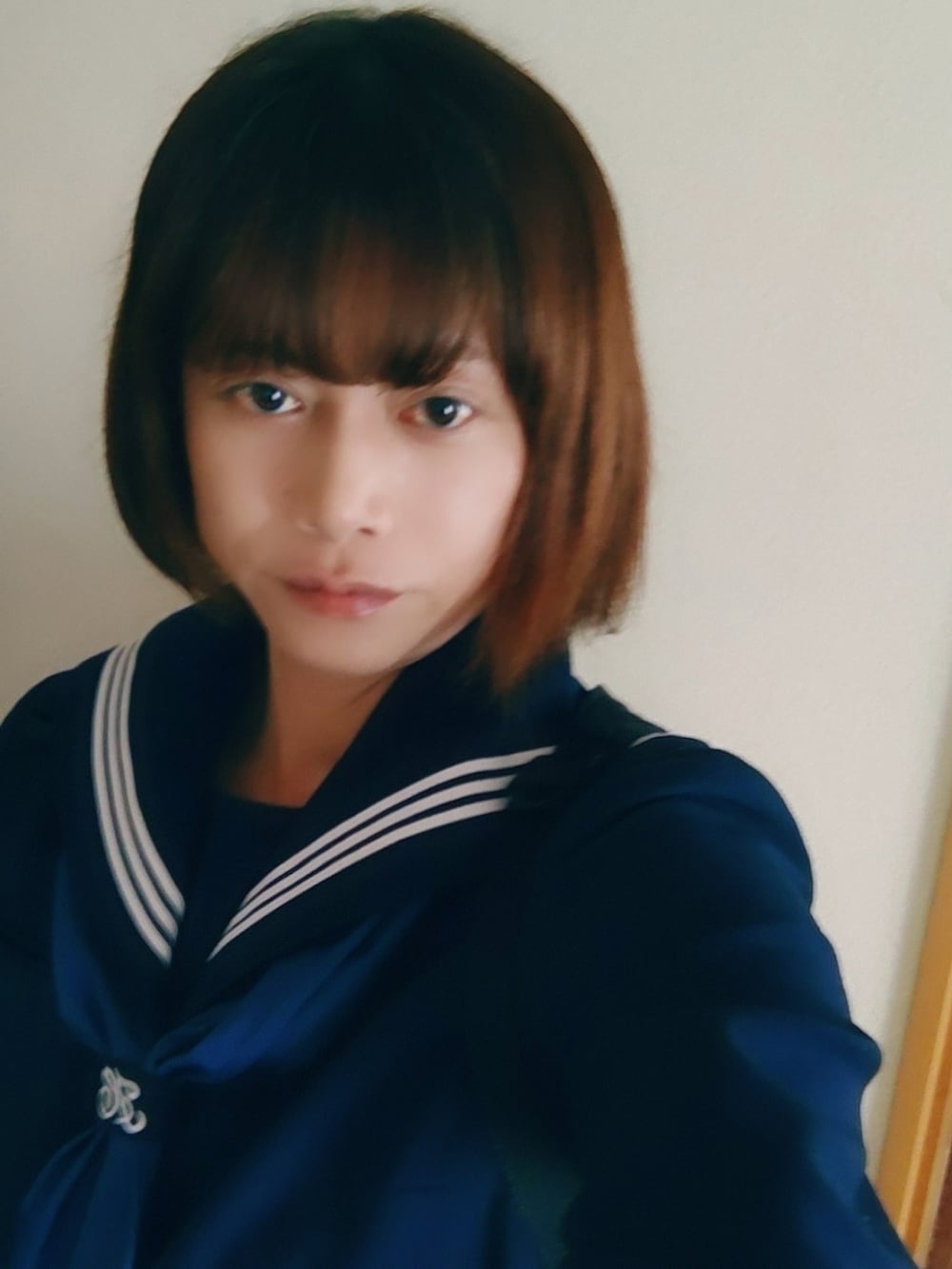 ブラック系のその他トップス、ブラック系のスカート、ブルー系のストール/ショールを着用したメンズの春コーディネートの5枚目の写真