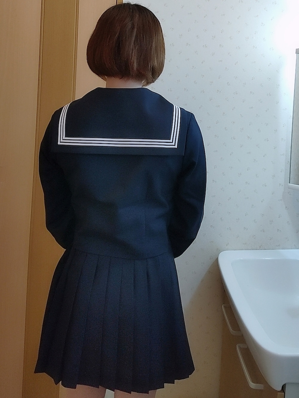 ブラック系のその他トップス、ブラック系のスカート、ブルー系のストール/ショールを着用したメンズの春コーディネートの2枚目の写真