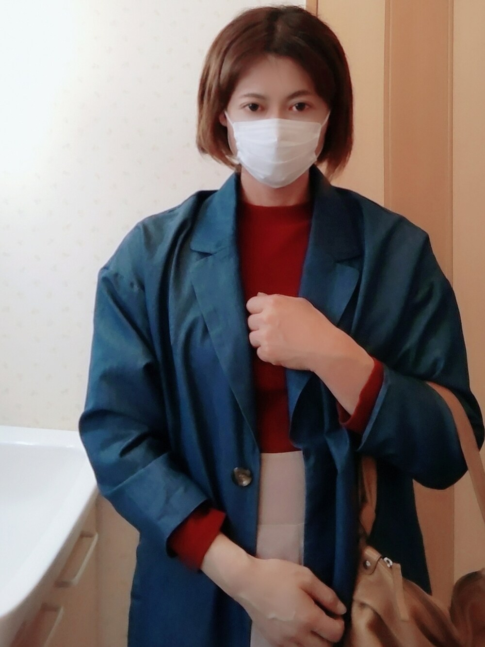 ブラウン系のバッグ、ピンク系のサロペット/オーバーオール、レッド系のトップスを着用したメンズの春コーディネートの5枚目の写真