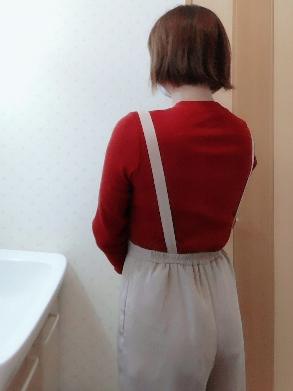 ブラウン系のバッグ、ピンク系のサロペット/オーバーオール、レッド系のトップスを着用したメンズの春コーディネートの3枚目の写真