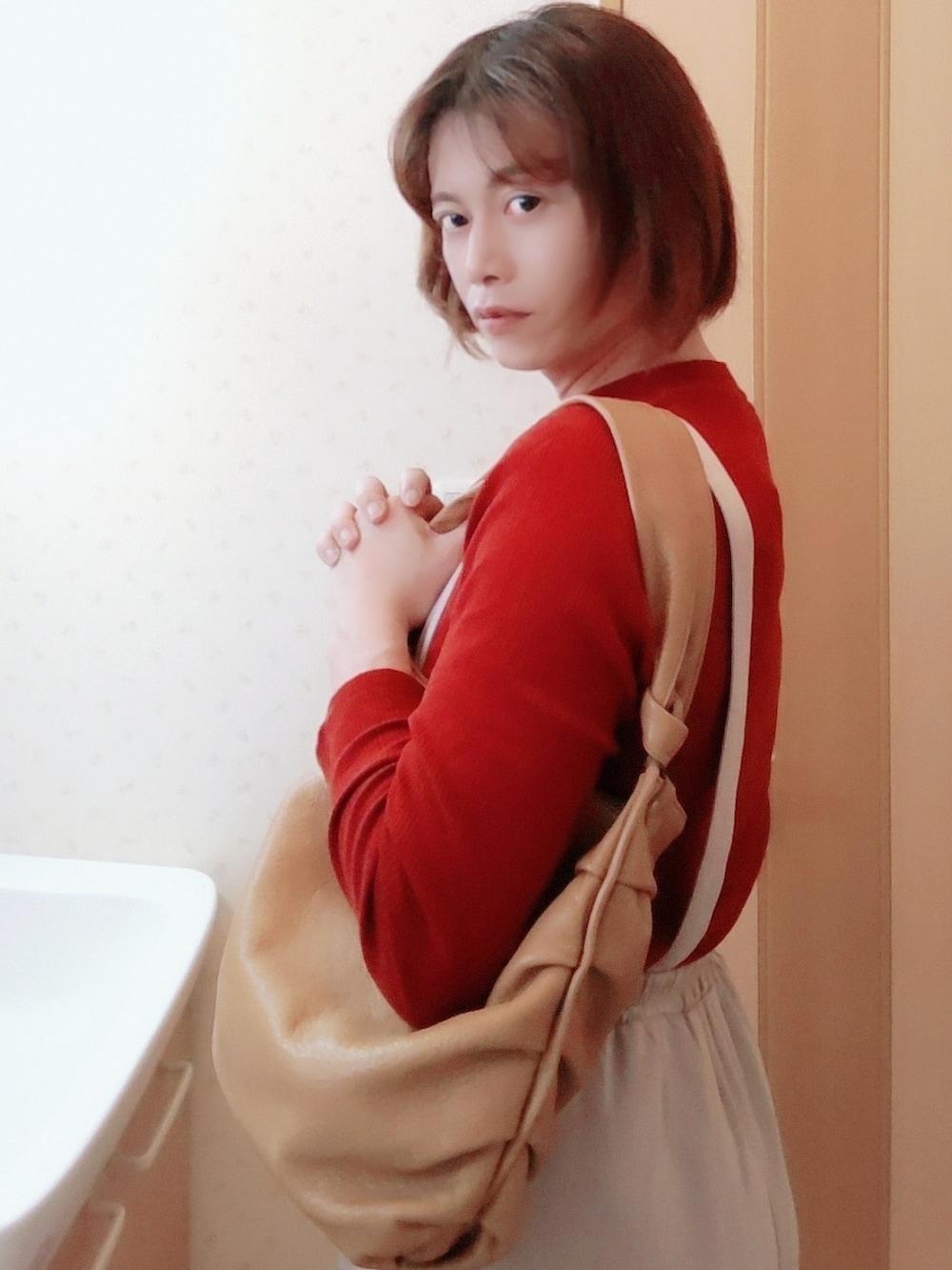 ブラウン系のバッグ、ピンク系のサロペット/オーバーオール、レッド系のトップスを着用したメンズの春コーディネートの2枚目の写真