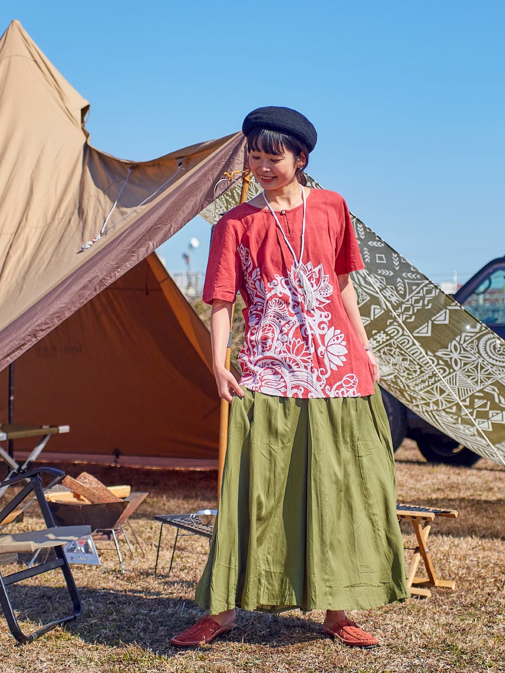 レッド系のその他トップス、グリーン系のパンツ、レッド系のサンダルを着用したレディースの夏コーディネートの2枚目の写真