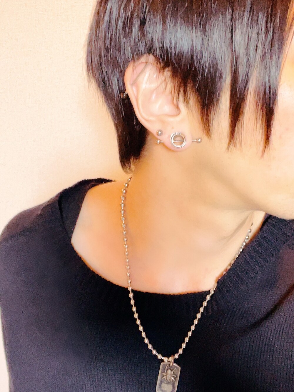 ブルー系のデニムパンツ、ホワイト系のシューズ、ホワイト系のニット/セーターを着用したメンズの春コーディネートの2枚目の写真