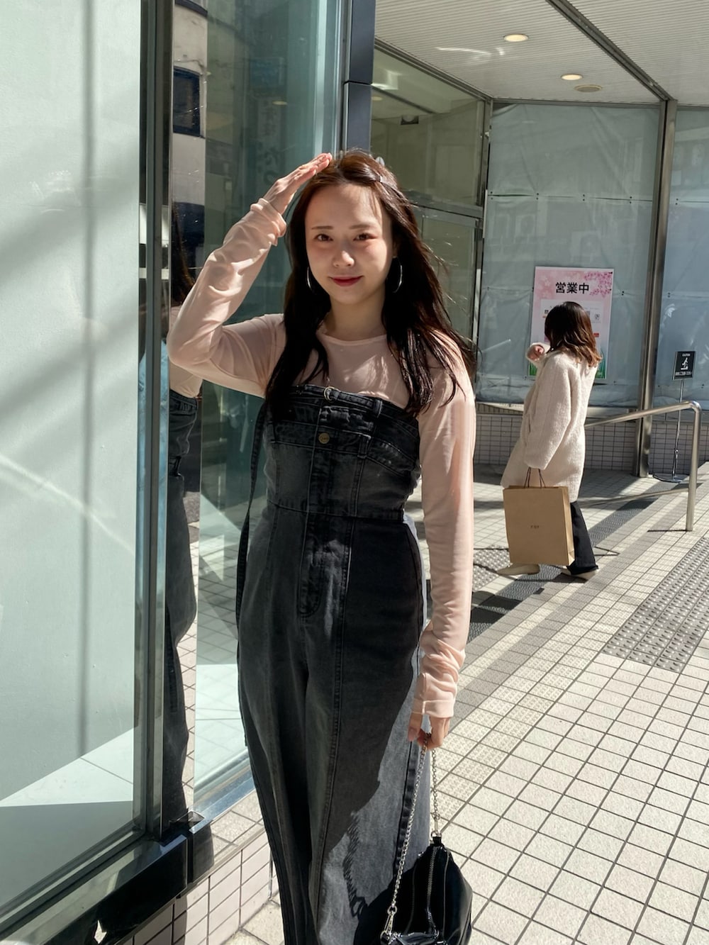 グレー系のつなぎ/オールインワン、ブラック系のショルダーバッグ、ブラック系のパンプスを着用したレディースの春コーディネートの5枚目の写真