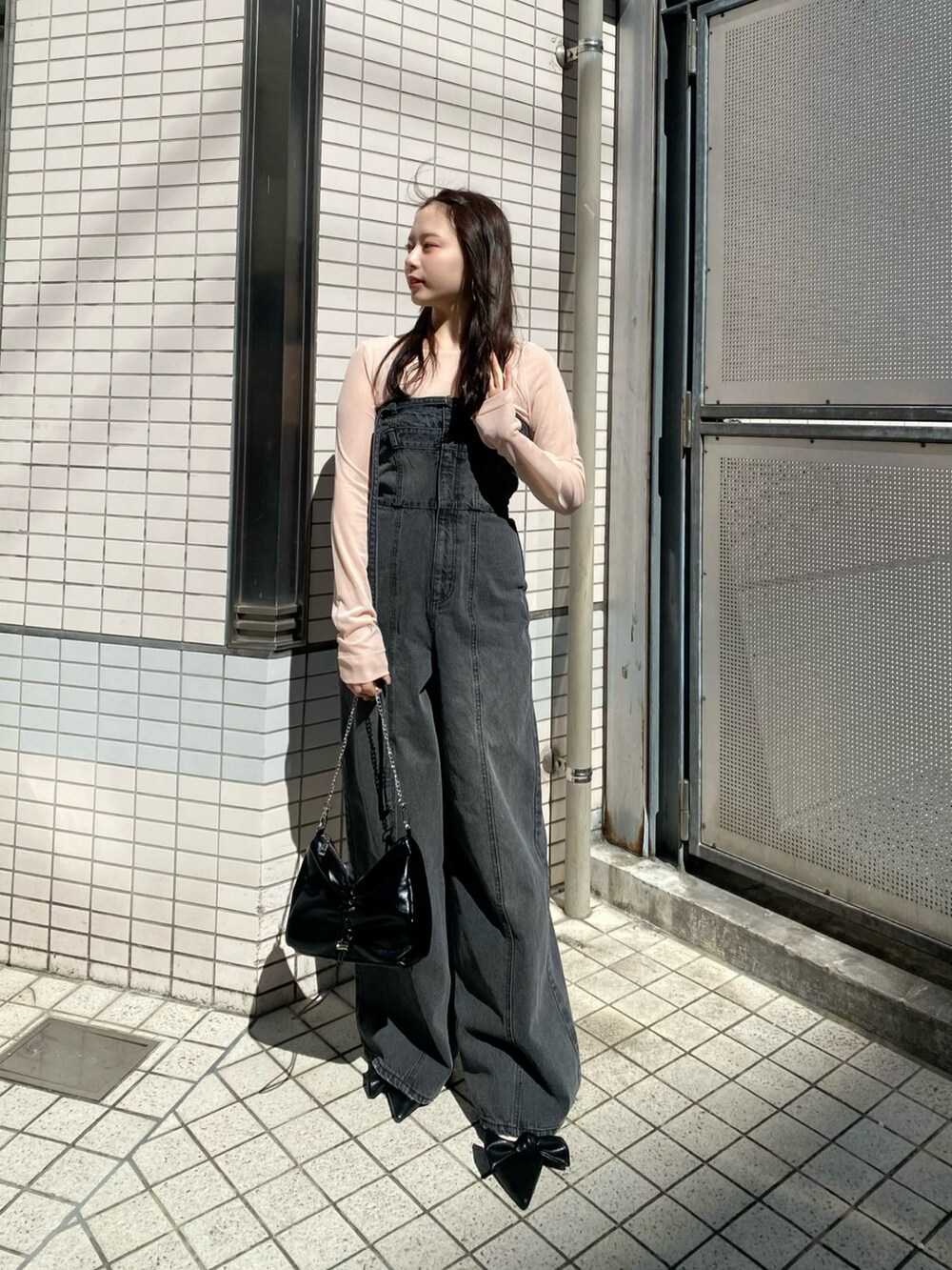 グレー系のつなぎ/オールインワン、ブラック系のショルダーバッグ、ブラック系のパンプスを着用したレディースの春コーディネートの4枚目の写真
