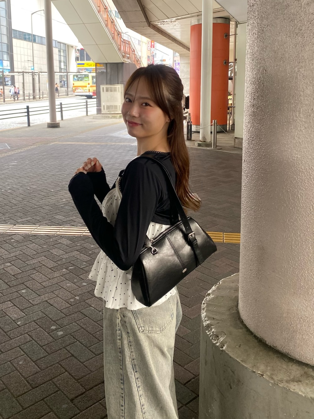 「レイヤードスタイル、サンダル、夏コーデ、韓国ファッション」｜「Chicoの【新色追加/3サイズ展開】ルーズワイドデニム（デニムパンツ、ブルー系）」を使った、nagochanさん（骨格ストレート・レディース・156cm）の夏コーディネートの6枚目の写真