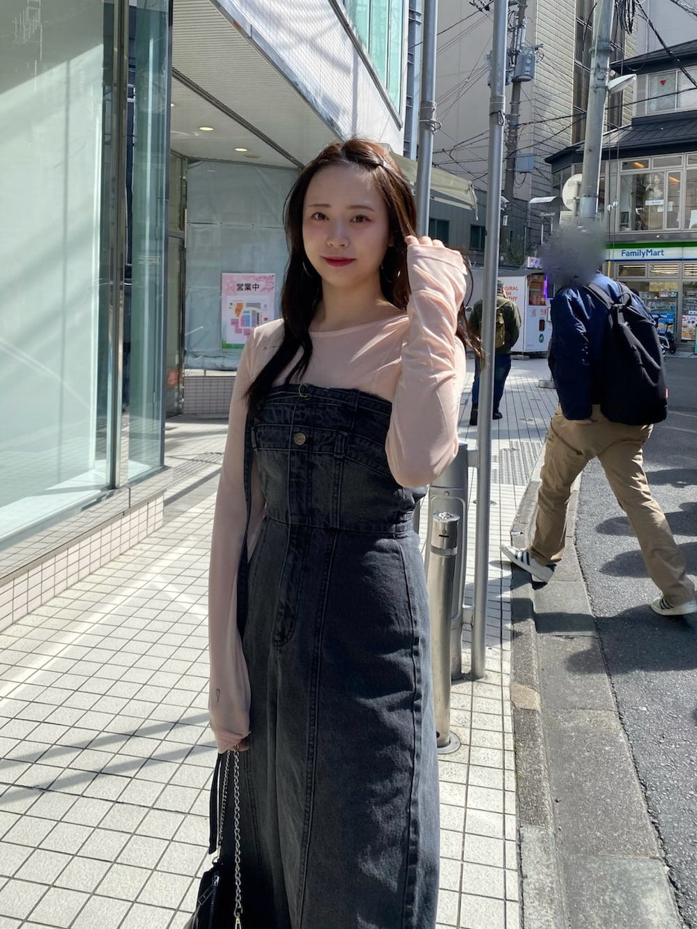 グレー系のつなぎ/オールインワン、ブラック系のショルダーバッグ、ブラック系のパンプスを着用したレディースの春コーディネートの2枚目の写真