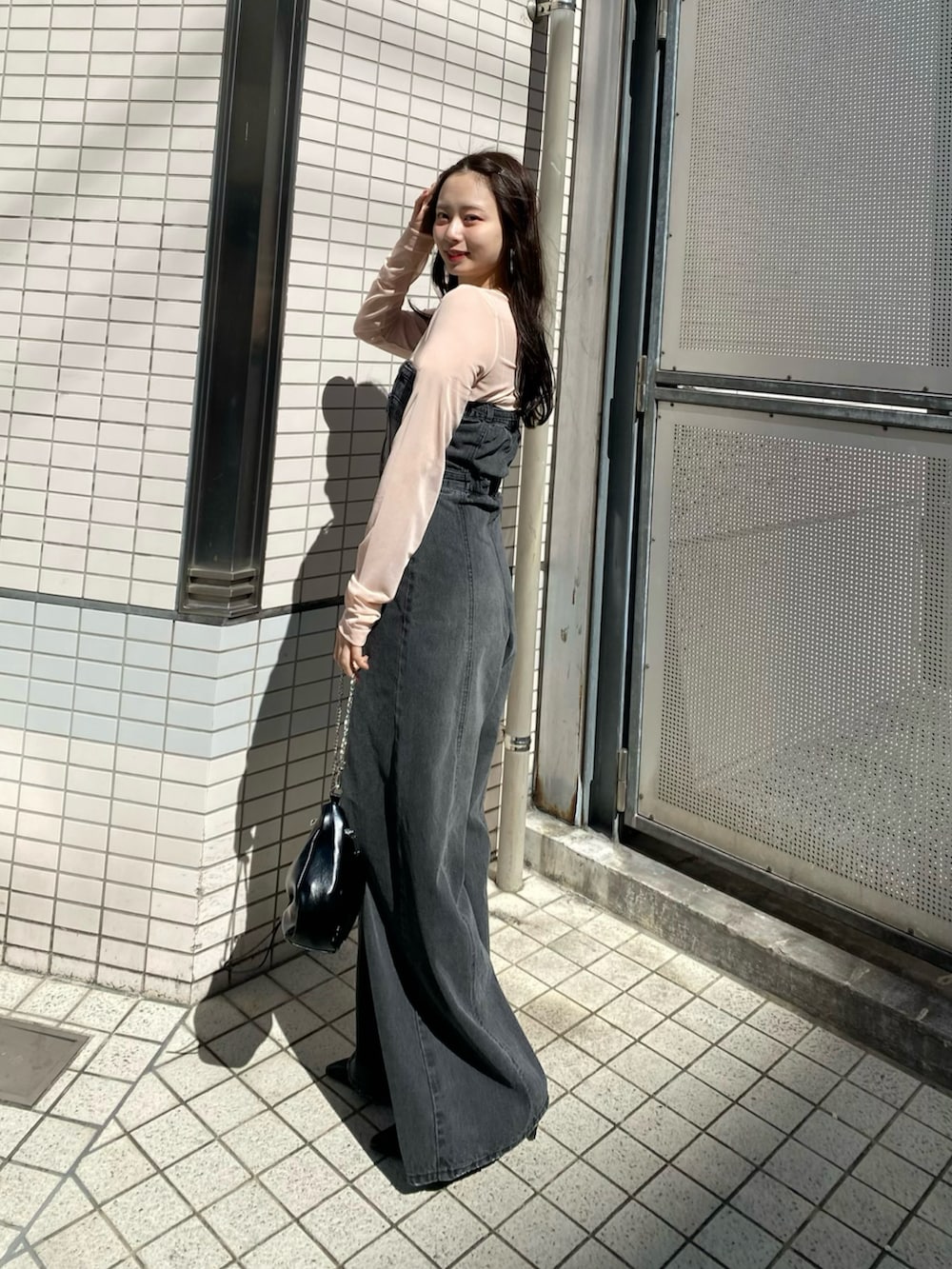 グレー系のつなぎ/オールインワン、ブラック系のショルダーバッグ、ブラック系のパンプスを着用したレディースの春コーディネートの3枚目の写真